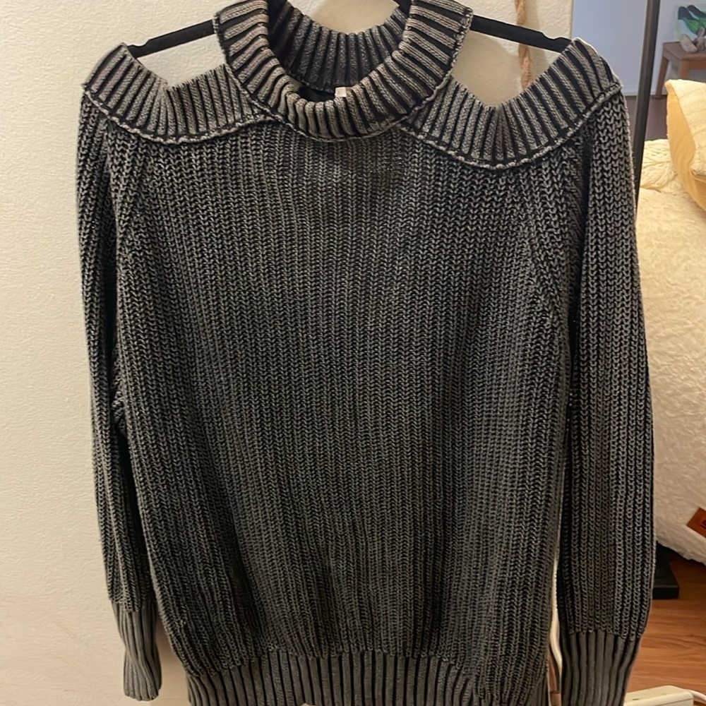 FREE PEOPLE  EUC %100 cotton cable knit sweater
